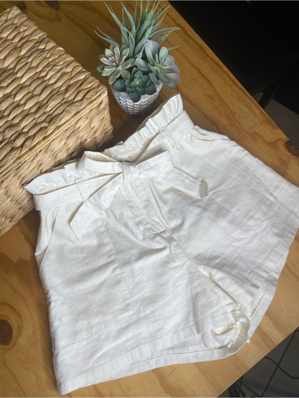 NWOT Gibson Latimer White Shorts with tie Belt - M